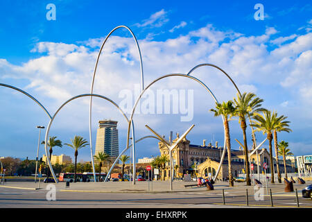 Skulptur "Einsen" von Andreu Alfaro, Drassanes Quadrat, Barcelona, Katalonien, Spanien. Stockfoto