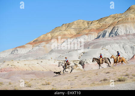 USA, Wyoming, zwei Cowboys und Cowgirls Reiten in badlands Stockfoto