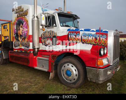 Uncle Sam's American Circus, Custom Painted Truck und Cab von USA Peterbilt Trucks in Southport, Merseyside, Großbritannien, März 2015. Der komplett menschliche Zirkus Spectacular, im Besitz der Show Directors John Courtney und Stephen Courtney, der als Circus Vegas gehandelt wird, ist in Southport angekommen. Die Wandershow des berühmten Uncle Sam's Great American Circus tourt zehn Monate im Jahr. Es handelt sich um eine irische Organisation, eine Auswahl von Americana, die von Stars geprägt ist. US, Kenworth Schwerlastfahrzeuge und Peterbilt HGV Kunstmonster dekorierte Trucks sehen aus, wenn sie in die Stadt Rollen. Stockfoto