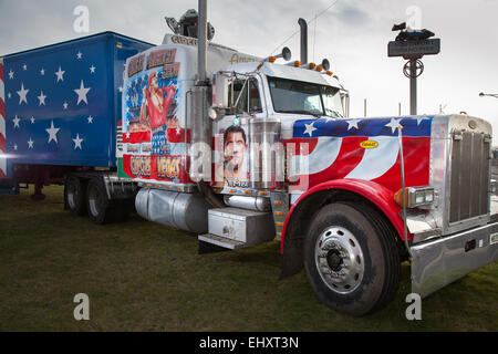 Uncle Sam's American Circus, Custom Painted Truck und Cab von USA Peterbilt Trucks in Southport, Merseyside, Großbritannien, März 2015. Der komplett menschliche Zirkus Spectacular, im Besitz der Show Directors John Courtney und Stephen Courtney, der als Circus Vegas gehandelt wird, ist in Southport angekommen. Die Wandershow des berühmten Uncle Sam's Great American Circus tourt zehn Monate im Jahr. Es handelt sich um eine irische Organisation, eine Auswahl von Americana, die von Stars geprägt ist. US, Kenworth Schwerlastfahrzeuge und Peterbilt HGV Kunstmonster dekorierte Trucks sehen aus, wenn sie in die Stadt Rollen. Stockfoto