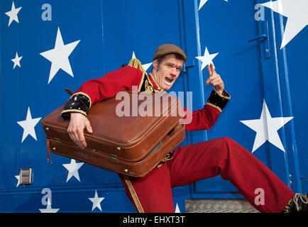 Zirkus Clown in Southport, Merseyside, UK, 18. März 2015. Professioneller Clown "Crazy Blakey" aka Blake Richardson bereitet sich für seinen 1. Die menschlichen Zirkus spektakulär, der durch Regisseure John Courtney und Stephen Courtney Handel als Circus Circus Las Vegas/amerikanischen Besitz in Southport, Reisen zeigen, die von der berühmten Uncle Sam Great American Circus produziert angekommen ist, Touren für zehn Monate im Jahr. Stockfoto