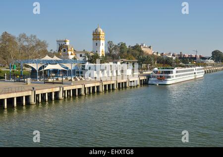 Kreuzfahrtschiff am Ufer des Flusses Guadalquivir in Sevilla, Spanien. Stockfoto