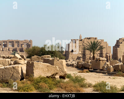 Blick über Zeitschriften von defekten Blöcke zu den kolossalen Statuen vor der achte Pylon im Tempel von Karnak, Luxor, Ägypten Stockfoto