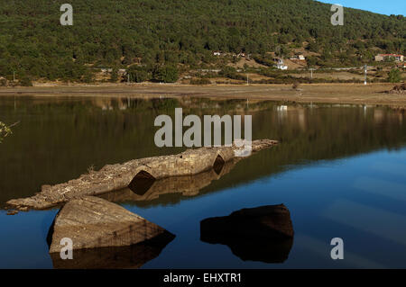 Römische Brücke bedeckt von den Wassern des Sumpfes Cuerda del Pozo im Dorf Vinuesa, Soria, Kastilien und Leon, Spanien Stockfoto