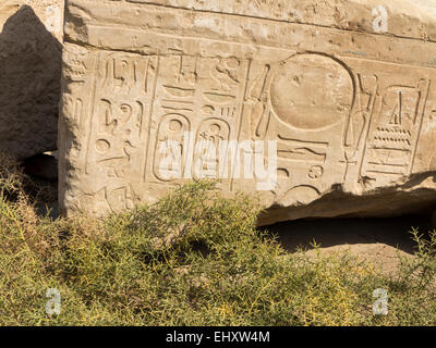 Nahaufnahme der Ansicht über Zeitschriften von defekten Blöcke am Tempel von Karnak, Luxor, Ägypten Stockfoto