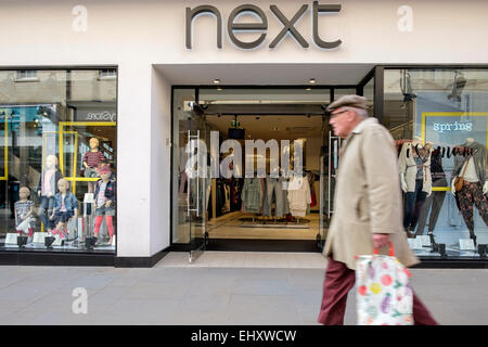 Bath, Großbritannien. 18. März 2015. Am Tag vor der nächsten Veröffentlichung zeigt ihre Full Year Results ein Fußgänger vorbeigehen nebenan im Bad. Bildnachweis: Lynchpics/Alamy Live-Nachrichten Stockfoto