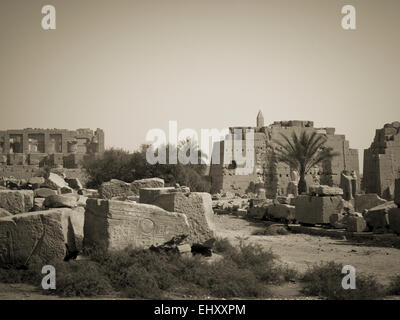 Monotone Aussicht Zeitschriften von defekten Blöcke zu den kolossalen Statuen vor der achte Pylon am Karnak-Tempel, Luxor, Ägypten Stockfoto