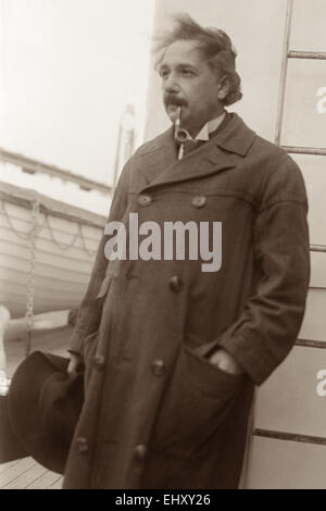 Albert Einstein mit Rohr, an Bord des Schiffs auf erste Reise nach New York City, 2. April 1921. Stockfoto