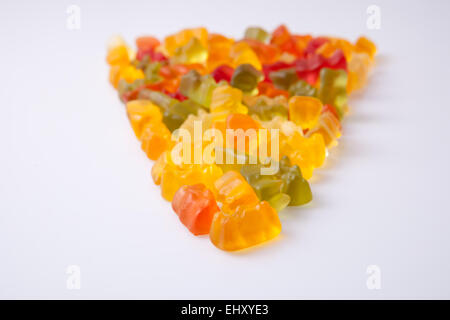 Pfeil der bunten Gummibärchen isoliert auf weißem Hintergrund Stockfoto