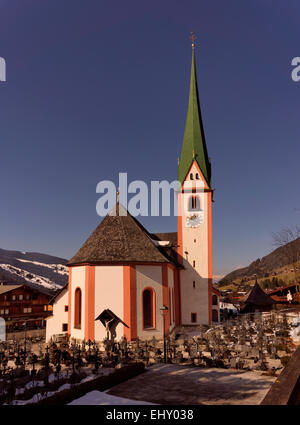 St. Oswald Kirche in Alpbach, Tirol Österreich. Österreichs schönste Dorf und Skigebiet bekannt. Stockfoto