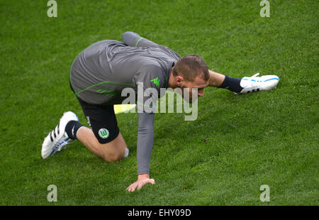 Mailand, Italien. 18. März 2015. Wolfsburgs Bas Dost in Aktion während einer Trainingseinheit in Mailand, Italien, 18. März 2015. VfL Wolfsburg stehen Inter Mailand in der UEFA Europa League Runde von 16 zweite Bein Fußballspiel am 19. März im Giuseppe-Meazza-Stadion in Mailand. Foto: Peter Steffen/Dpa/Alamy Live News Stockfoto