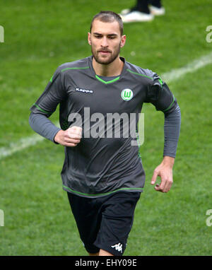 Mailand, Italien. 18. März 2015. Wolfsburgs Bas Dost in Aktion während einer Trainingseinheit in Mailand, Italien, 18. März 2015. VfL Wolfsburg stehen Inter Mailand in der UEFA Europa League Runde von 16 zweite Bein Fußballspiel am 19. März im Giuseppe-Meazza-Stadion in Mailand. Foto: Peter Steffen/Dpa/Alamy Live News Stockfoto