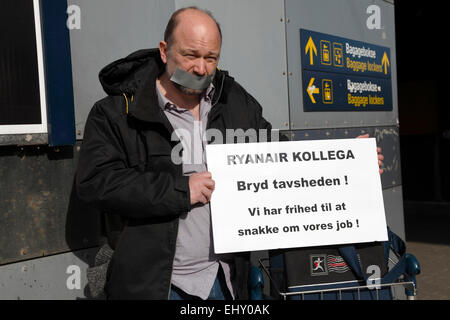 Kopenhagen, Dänemark. 18. März 2014. Die Passagiere für Ryanair Erstflug aus Kopenhagen Flughafen wurden durch Demonstration vor Terminal 2 nicht nur der Flug Besatzung Gewerkschaften, sondern auch von vielen unterstützenden Gewerkschaften erfüllt. Text auf Schild: "RYANAIR Kollege: das Schweigen brechen! Wir können gerne über unsere Arbeit sprechen! " Der Flug verzögert verzögert handling und tanken vor der Rückkehr nach Dublin wurde mehr als 3 Stunden in Kopenhagen durch. Das nächste Treffen in der dänischen Arbeitsgericht ist der 26. März. Bildnachweis: Niels Quist/Alamy Live-Nachrichten Stockfoto