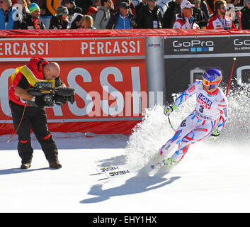 Meribel, Frankreich. 18. März 2015. Adrien Theaux Frankreichs reagiert im Zielgelände bei der FIS Alpine Ski World Cup Men's downhill-Rennen am 18. März 2015 in Meribel, Frankreich. Bildnachweis: Mitchell Gunn/ESPA/Alamy Live-Nachrichten Stockfoto