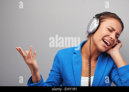 Junge gemischte Rennen Frau hören von Musik und Gesang Stockfoto