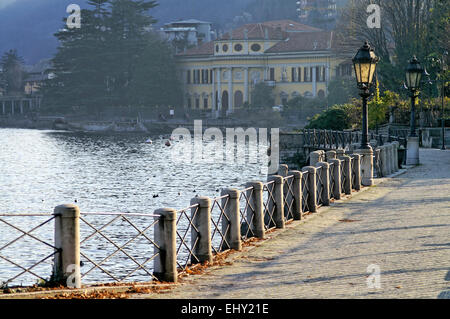 Lakeside Gehweg mit alten Herrenhaus im Hintergrund Stockfoto