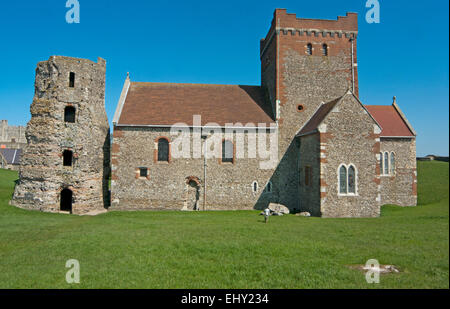 Dover Castle, römische Leuchtturm Pharos und sächsischen Kirche der Hl. Maria in Castro, Dover, Kent, Stockfoto