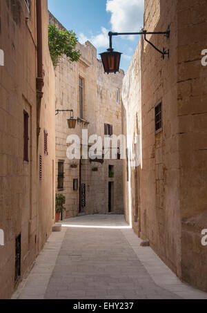 alte Straße mit Schattenspielen und Bernstein auf der Insel malta Stockfoto