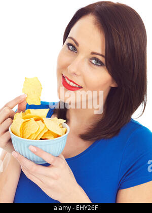 Attraktive junge Frau Essen Kartoffelchips Stockfoto