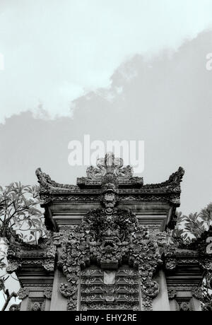 Kunstvollen dekorativen Eingang zu einem Hindu Tempel in Ubud in Bali in Indonesien in Südostasien. Religion religiöse Architektur Gebäude Beauty Reisen Stockfoto