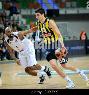 LUBIN, Polen - 24. Oktober 2014: Mardy Collins (1) und Emir Preldzic (55) in Aktion während der Euroleague Basketball-match Stockfoto