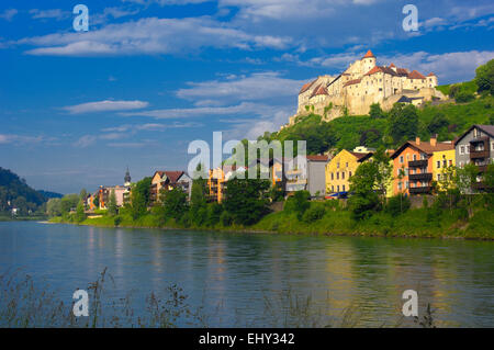 Burghausen, Burg, Altotting Bezirk, Upper Bavaria, Bavaria, Germany (Blick aus Österreich über Salzach Fluss) Stockfoto