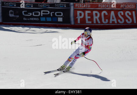 MERIBEL, Frankreich - März 18: Lindsey Vonn aus den USA reagiert im Zielraum von der FIS Alpine Ski World Cup Women-downhill-Rennen am 18. März 2015 in Meribel, Frankreich. (Foto von Mitchell Gunn/ESPA) Stockfoto