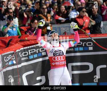 MERIBEL, Frankreich - März 18: Lindsey Vonn aus den USA reagiert im Zielraum von der FIS Alpine Ski World Cup Women-downhill-Rennen am 18. März 2015 in Meribel, Frankreich. (Foto von Mitchell Gunn/ESPA) Stockfoto