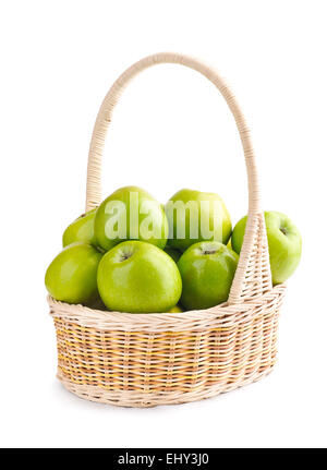 Grüne Äpfel in einem Korb auf einem weißen Hintergrund Stockfoto