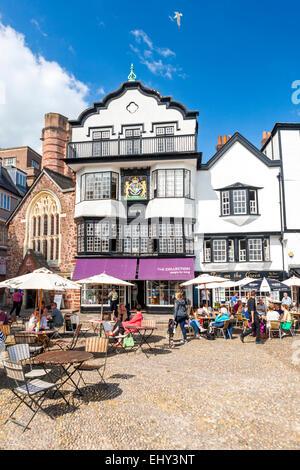 St. Martin Kirche und Mols Kaffeehaus, Kathedrale in der Nähe, Exeter, Devon, England. Stockfoto