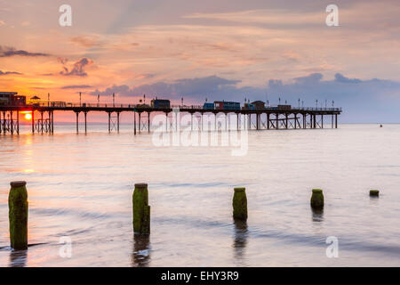 Sonnenaufgang über dem alten Pier in Teignmouth, Devon, England, Vereinigtes Königreich, Europa. Stockfoto