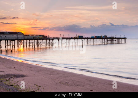 Sonnenaufgang über dem alten Pier in Teignmouth, Devon, England, Vereinigtes Königreich, Europa. Stockfoto