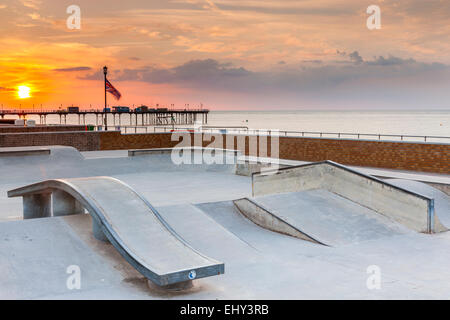 Sonnenaufgang über dem alten Pier in Teignmouth, Devon, England, Vereinigtes Königreich, Europa. Stockfoto