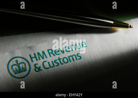 Ein Stift ist auf eine HM Revenue and Customs Logo auf einer Self Assesment Steuerauszug abgebildet. Stockfoto