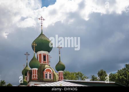 Grünen Kuppeln der Alexandr Nevsky-Kirche in Pereslawl-Salesskij, Russland Stockfoto