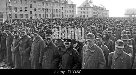 DEUTSCHE Häftlinge gefangen im Mai 1945 von der Roten Armee bei ihrem Vormarsch auf Berlin Stockfoto