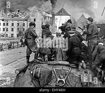 Rote Armee Panzer-Besatzung in Danzig, Polen, im März 1945 Stockfoto