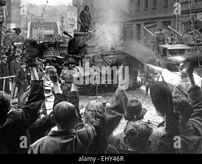 Rote Armee betritt mährische TREBOVA, Tschechoslowakei, im Mai 1945 Stockfoto