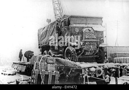 ARKTISCHE KONVOIS NACH RUSSLAND. Einen britischer AEC Matador Gun Traktor bei Murmansk entladen 1943 Stockfoto