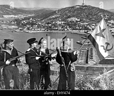 Landung Partei von der sowjetischen PAZIFIKFLOTTE Hissen einer Flagge über Port Arthur im Jahr 1945 Stockfoto