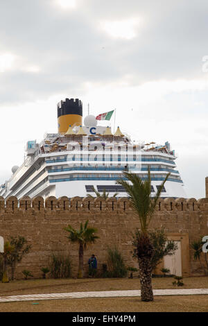 Costa Fascinosa Kreuzfahrtschiff in Tunis Hafen La-Goulette, Tunesien Frühling und hinter dem Hafen Wand sichtbar. Credit: ImageNature, Alexander Belokurov/Alamy Stockfoto