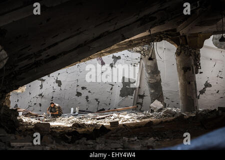 Gaza, Gaza, Palästinensische Gebiete. 1. Oktober 2014. Man schaut für Metallschrott unter dem zerstörten Boden zerstört durch israelische Bomben in Jebaliya, Gaza Al Omari-Moschee. © Celestino Arce/ZUMA Wire/ZUMAPRESS.com/Alamy Live-Nachrichten Stockfoto