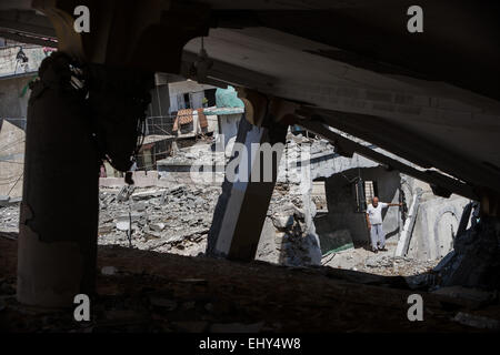 Gaza, Gaza, Palästinensische Gebiete. 1. Oktober 2014. Alter Mann sieht den Schaden der Al Omari Moschee durch israelische Bomben in Jebaliya, Gaza zerstört. © Celestino Arce/ZUMA Wire/ZUMAPRESS.com/Alamy Live-Nachrichten Stockfoto