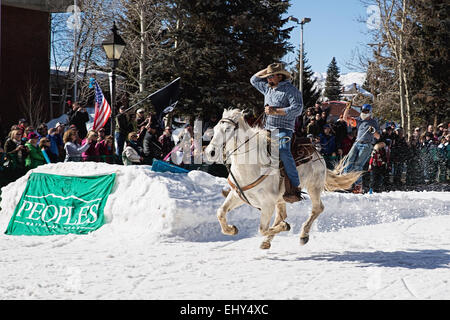 Skijöring Wettbewerb auf Haupt Straße Leadville Colorado während Winterfestival Stockfoto