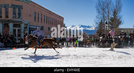 Skijöring Wettbewerb auf Haupt Straße Leadville Colorado während Winterfestival Stockfoto