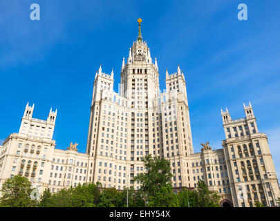 Die vordere Fassade Ansicht von der Kotelnicheskaya Wolkenkratzer in Moskau, Russland Stockfoto