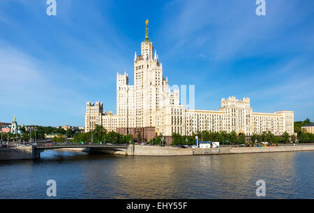 Der stalinistischen Wolkenkratzer auf der Kotelnicheskaya-Damm in Moskau, Russland Stockfoto