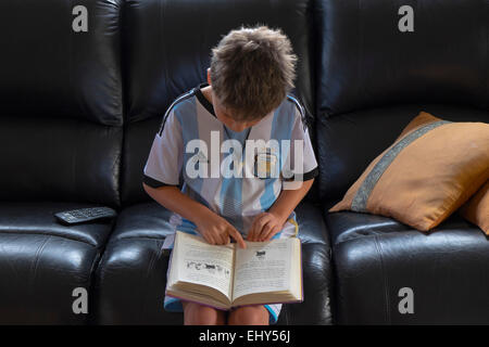 Sechs Jahre alt zeigt junge auf Worte im Buch, als er erfährt, zu lesen Stockfoto