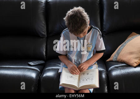 Sechs Jahre alt zeigt junge auf Worte im Buch, als er erfährt, zu lesen Stockfoto