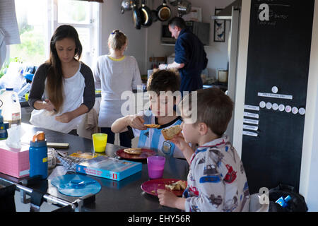 Familie in Küche, Zubereitung und Verzehr von Lebensmitteln Stockfoto